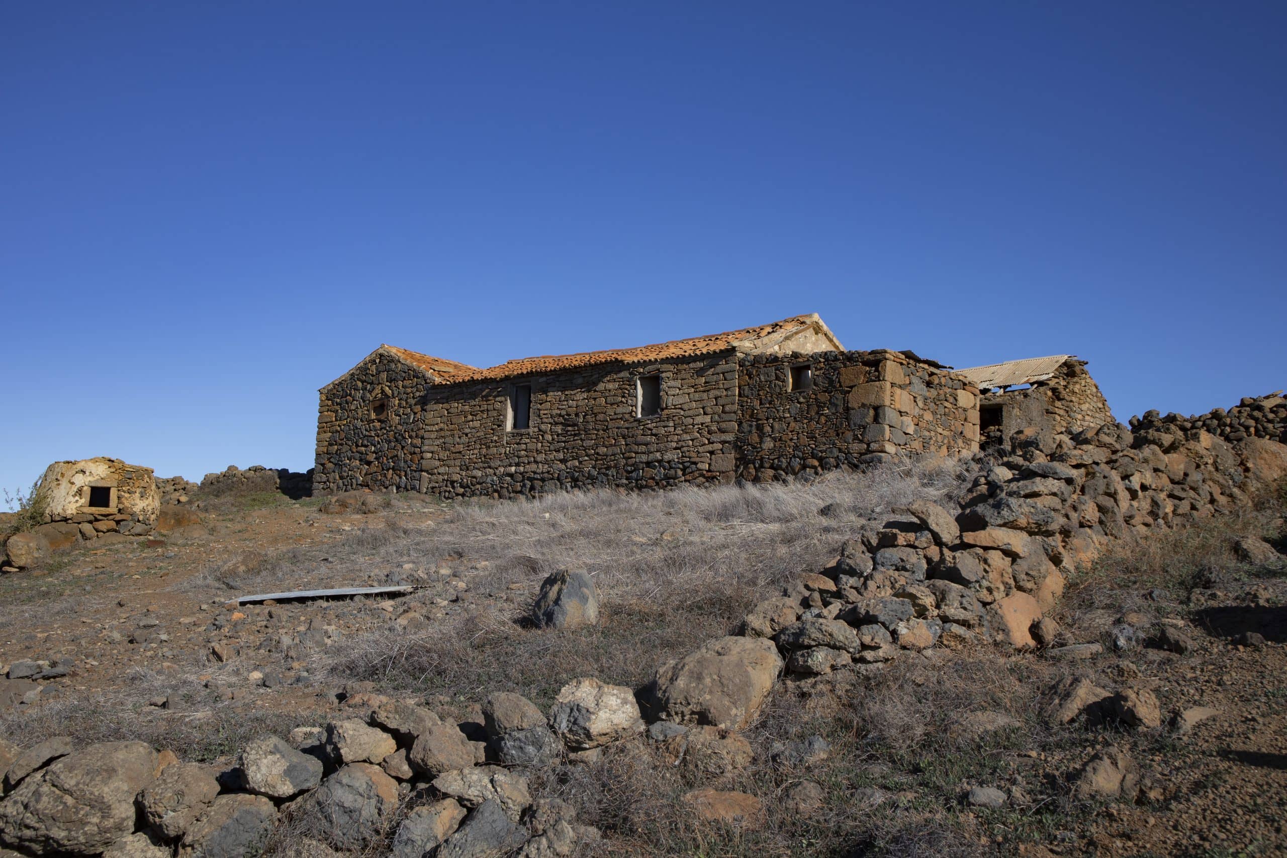 Finca abandonada en el camino