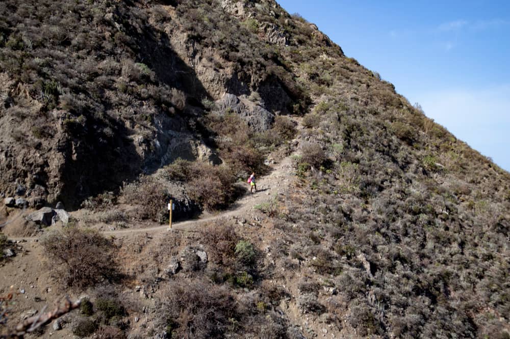 Wanderweg an der Küste über einem Barranco