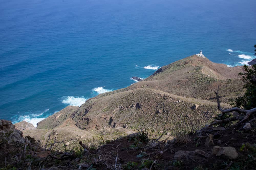 Anaga Wanderung - Blick auf den Leuchtturm Faro de Anaga aus der Höhe