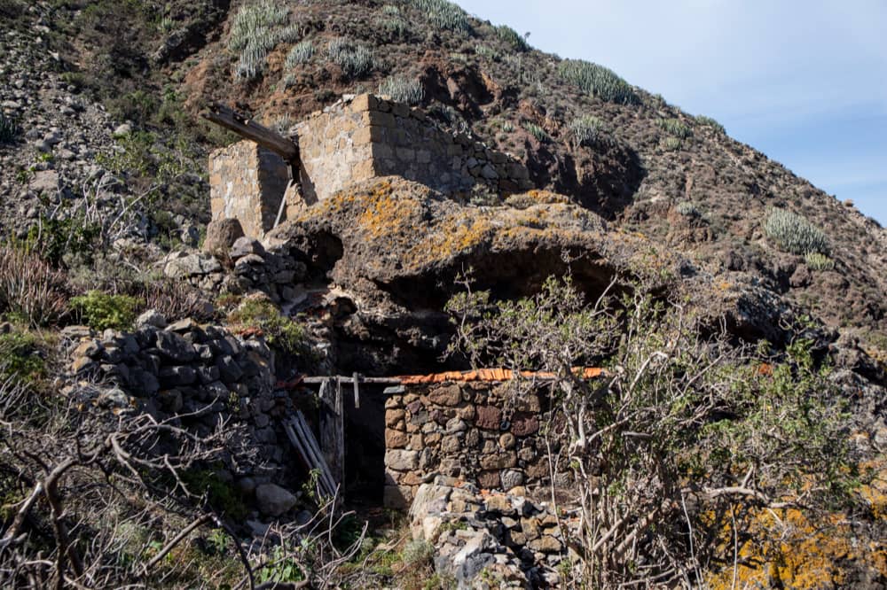 Antiguas ruinas a lo largo del camino mientras subimos hacia el Faro de Anaga