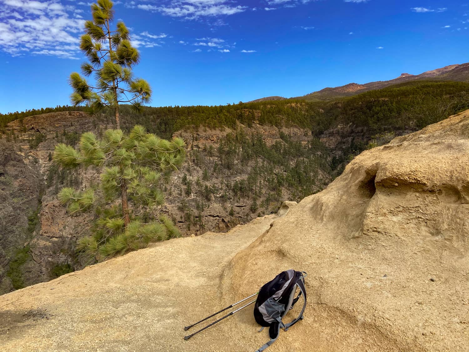 en la silla de montar sobre el Barranco del Infierno