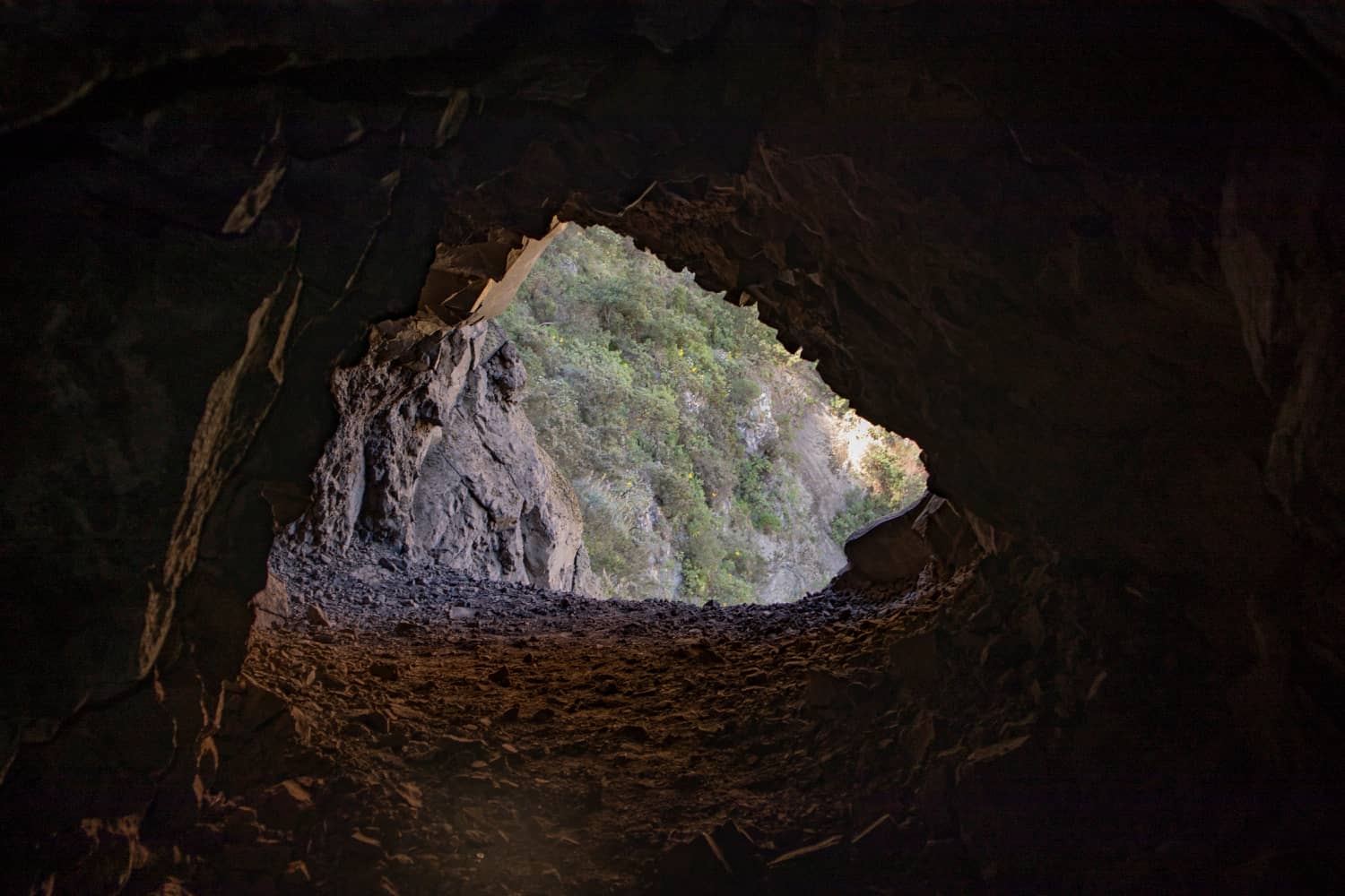 una ventana en la pared del túnel