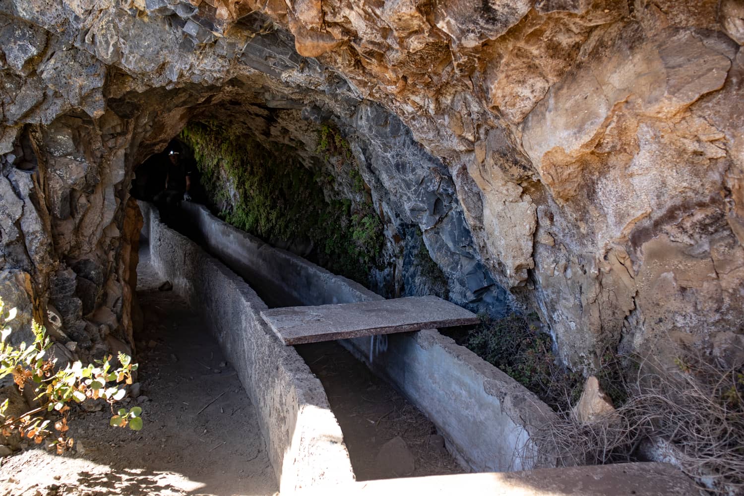 teilweise bequemer Wanderweg durch den Tunnel