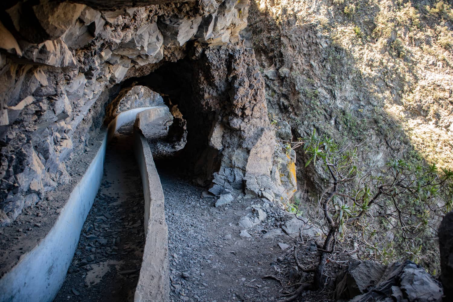 Ruta de senderismo a lo largo del canal