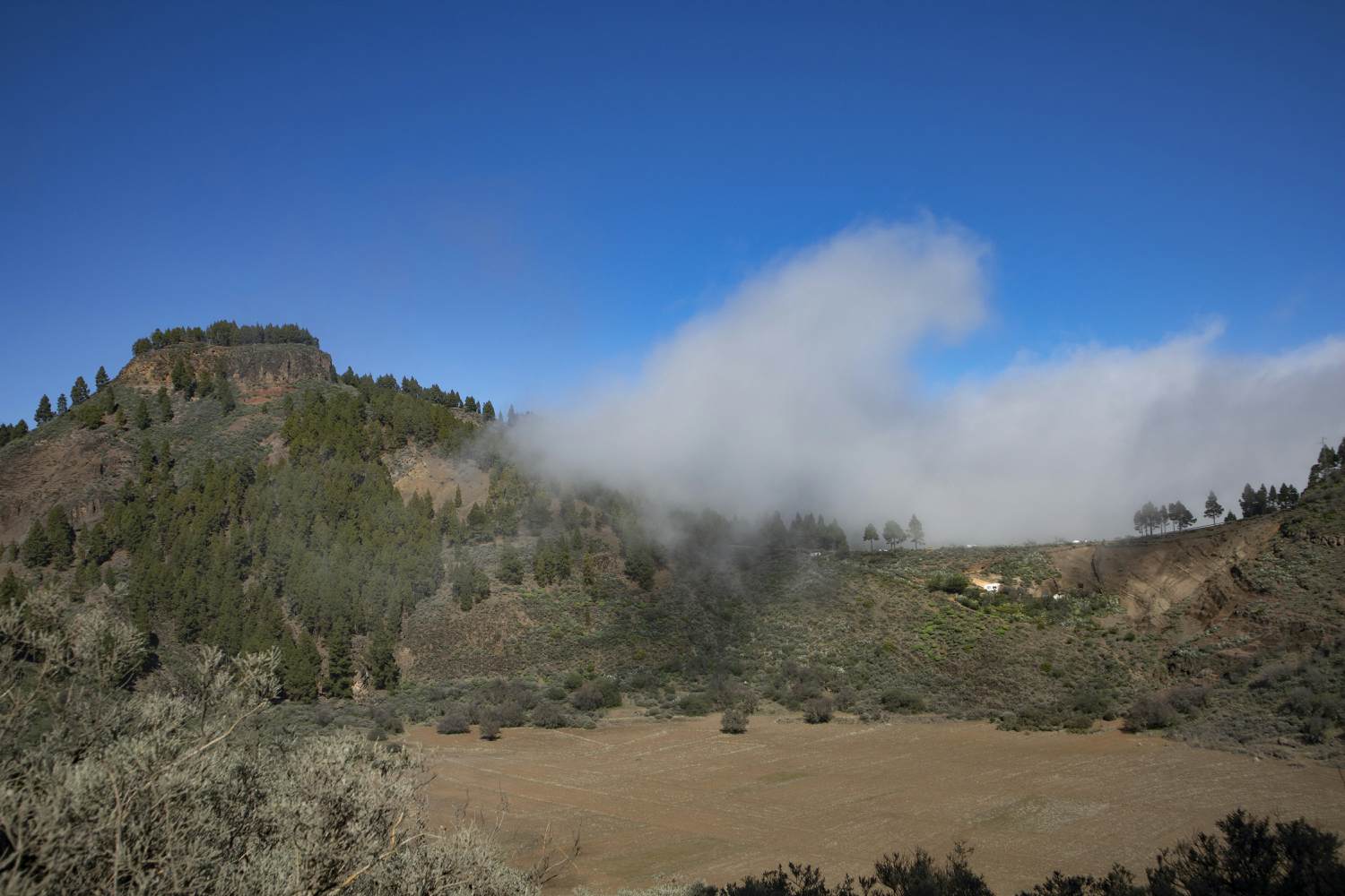 Wolken am Sattel über der Caldera de los Marteles