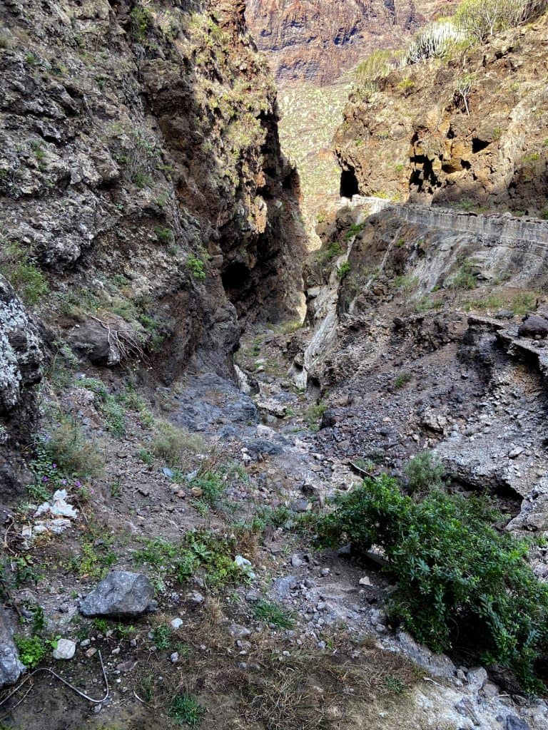 Exit after the tunnel crossing under the Risco Blanco - side canyon of the Barranco Natero - further canal path on the right