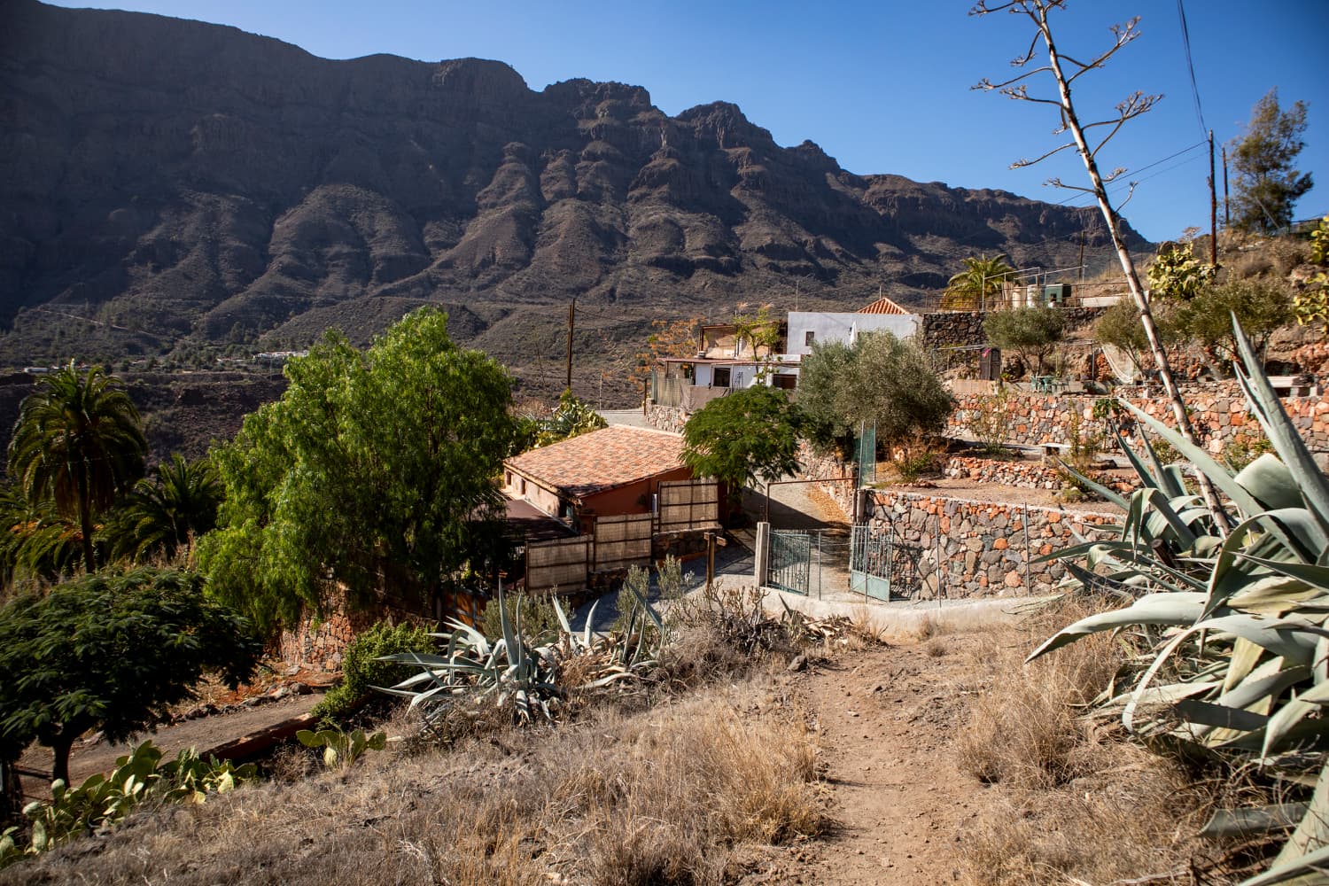 Ruta de senderismo más allá de algunas fincas por debajo de Santa Lucía