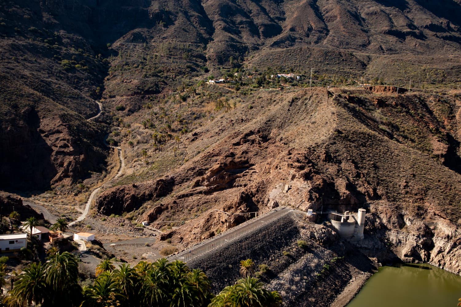 Vista de la presa de La Sorrueda y El Sitio de Abajo