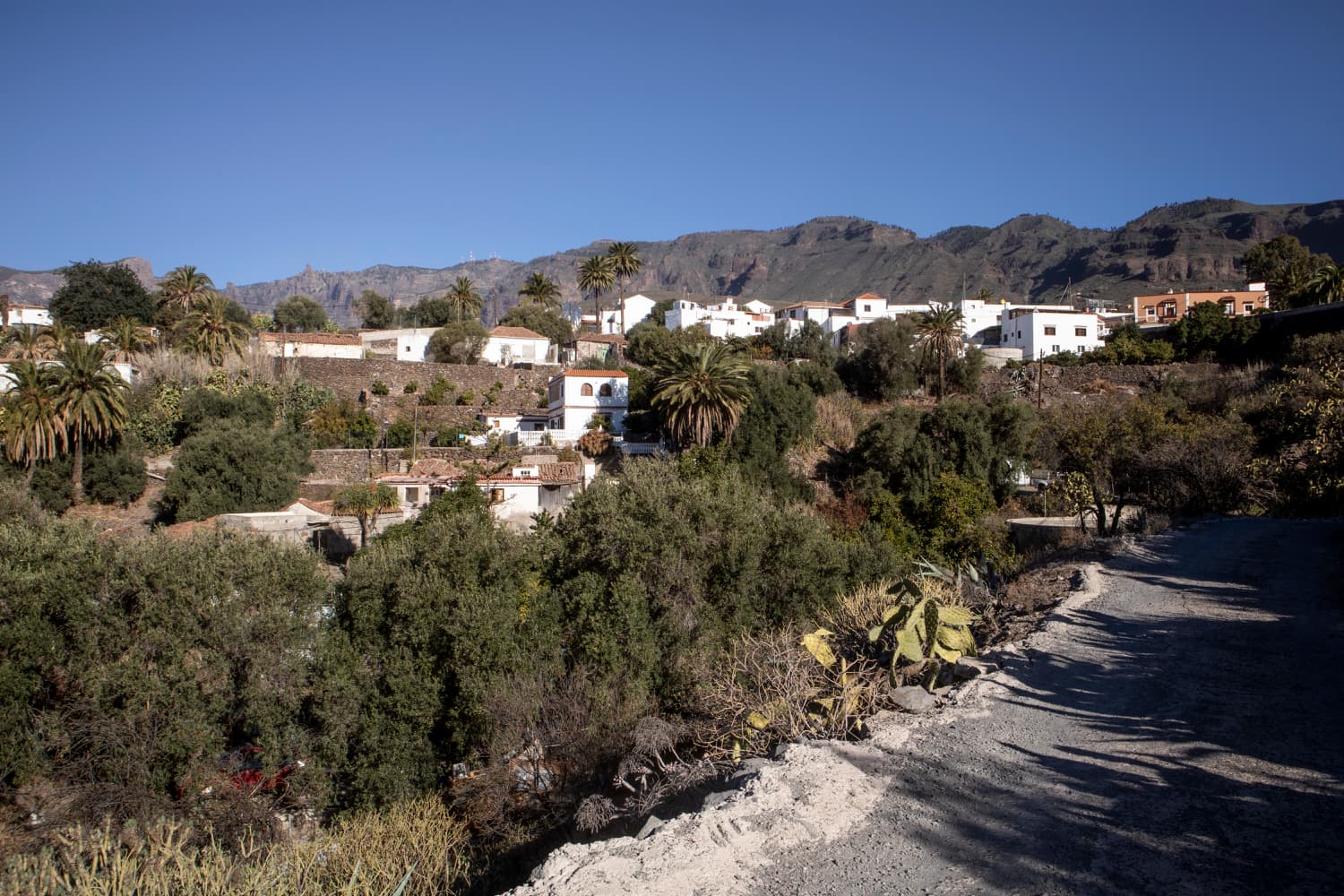 Ruta de senderismo a lo largo de la carretera