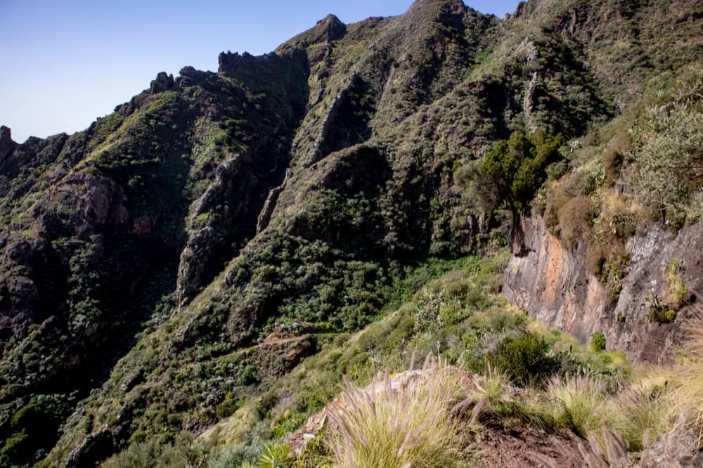 ascenso empinado por senderos estrechos en el camino de regreso a Cumbre