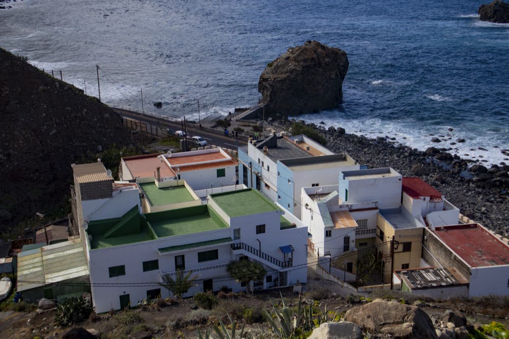 la aldea de Almáciga con muchos pequeños restaurantes de pescado y el Roque de las Bodegas