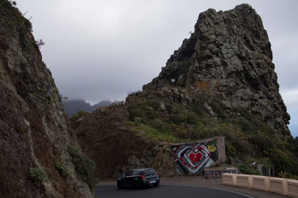 Cruzando la carretera en el camino de vuelta por encima de Taganana - en esta curva, la ruta de senderismo se ramifica a la derecha frente a la roca hacia la costa