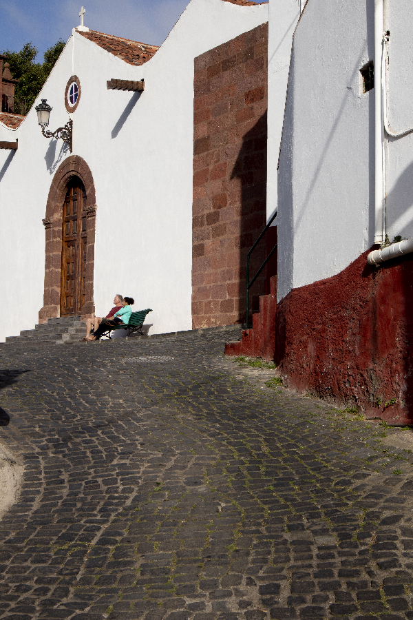 Wanderweg an der Kirche entlang