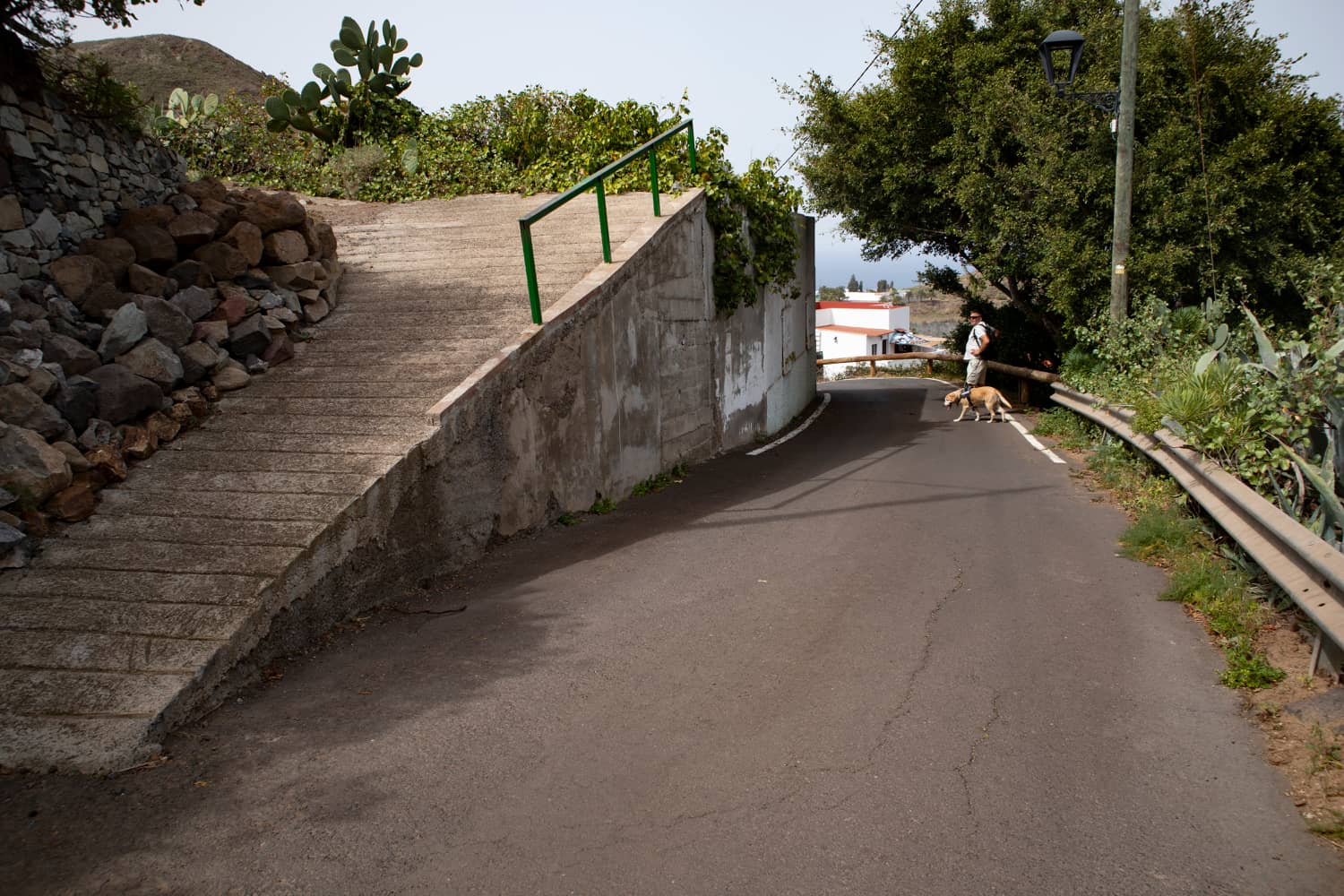 Salida de la ruta de senderismo por la cresta de la montaña y llegada a la pequeña carretera