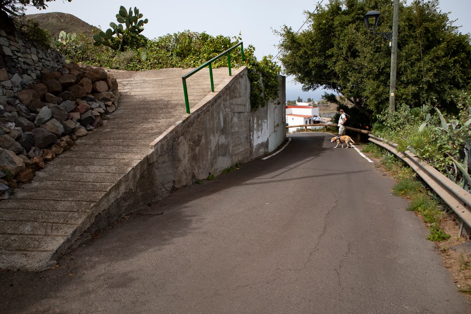 Salida de la ruta de senderismo por la cresta de la montaña y llegada a la pequeña carretera