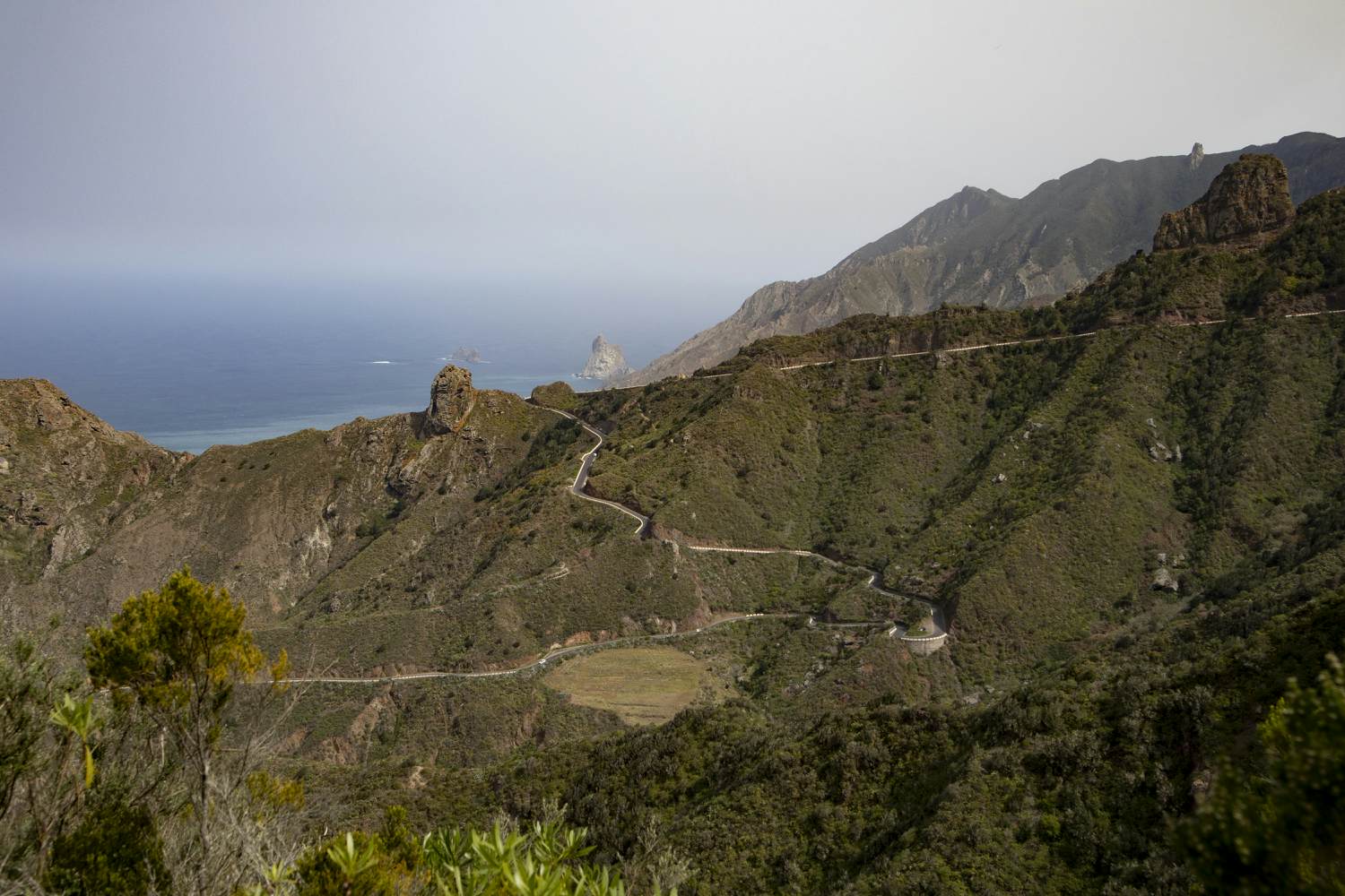 Vista desde la Cumbrecilla a las próximas crestas de la montaña alrededor de Taganana y el amplio valle