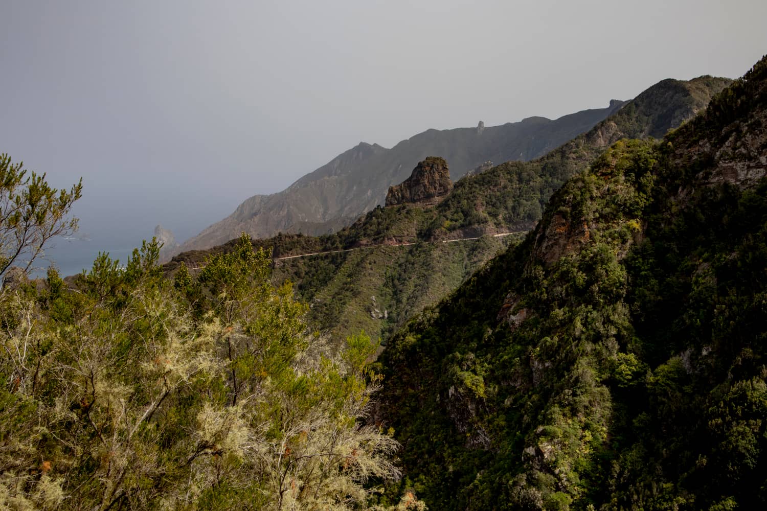 Vista de las montañas y el mar