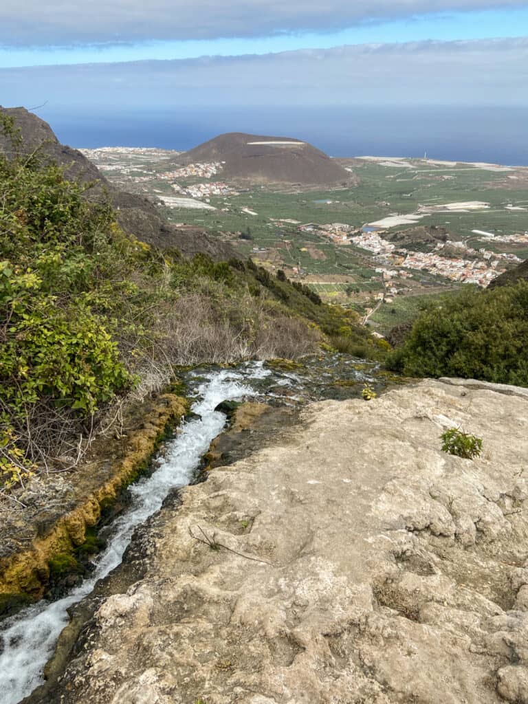 Cascada Lomo Morín con vistas a la costa norte cerca de Los Silos - mientras tanto, lamentablemente, drenada en la primavera de 2022