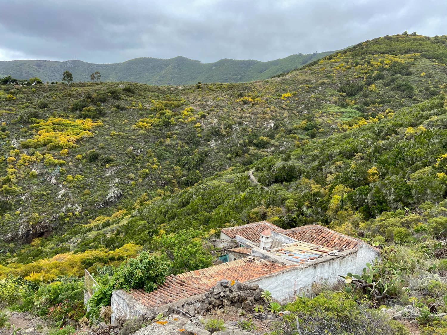 Old ruin houses on the ridge where the channel walk starts