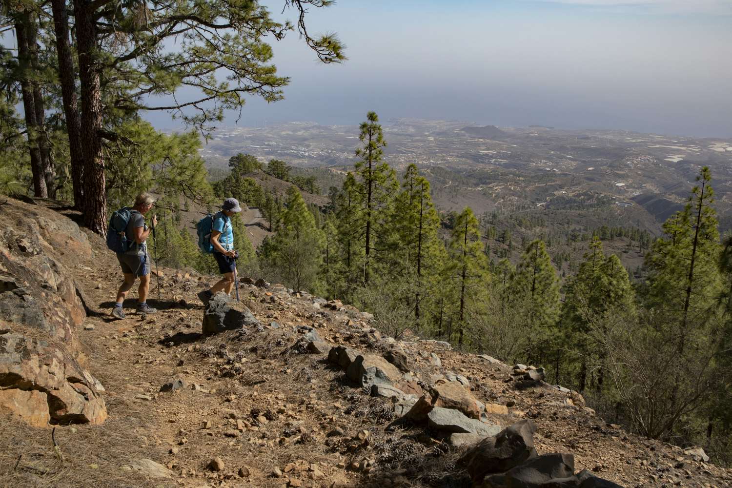 Wanderinnen auf dem Wanderweg hoch über Arico