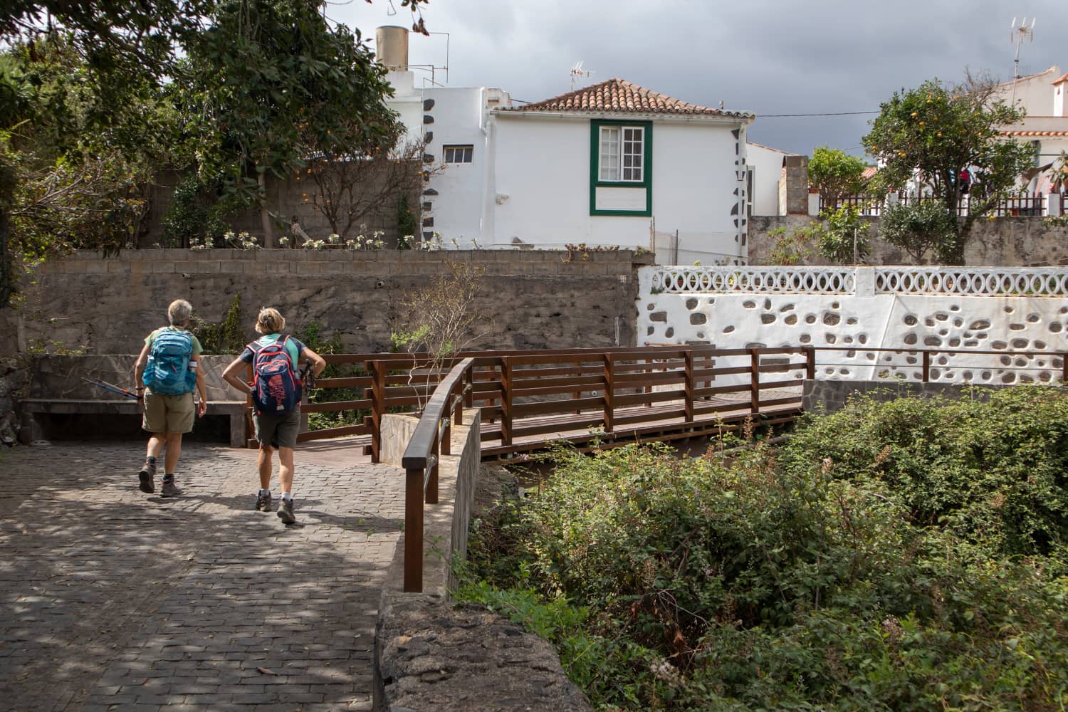 en la ruta de senderismo por Tegueste sobre un puente (Puente Palo)