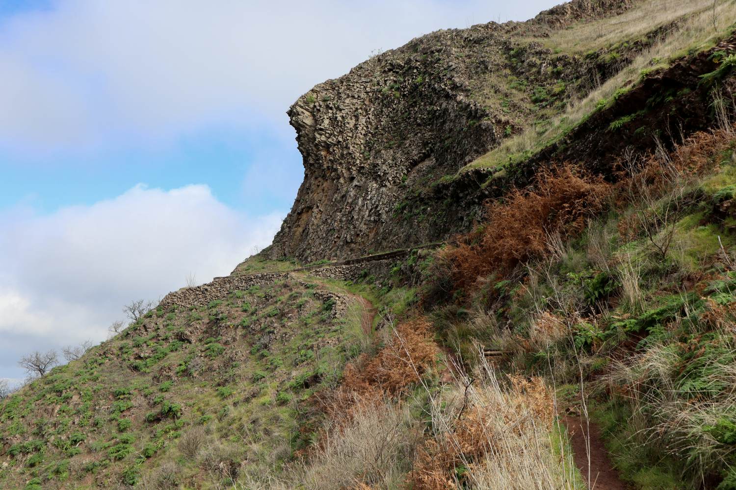 Becerra hiking trail - panoramic path along the canal