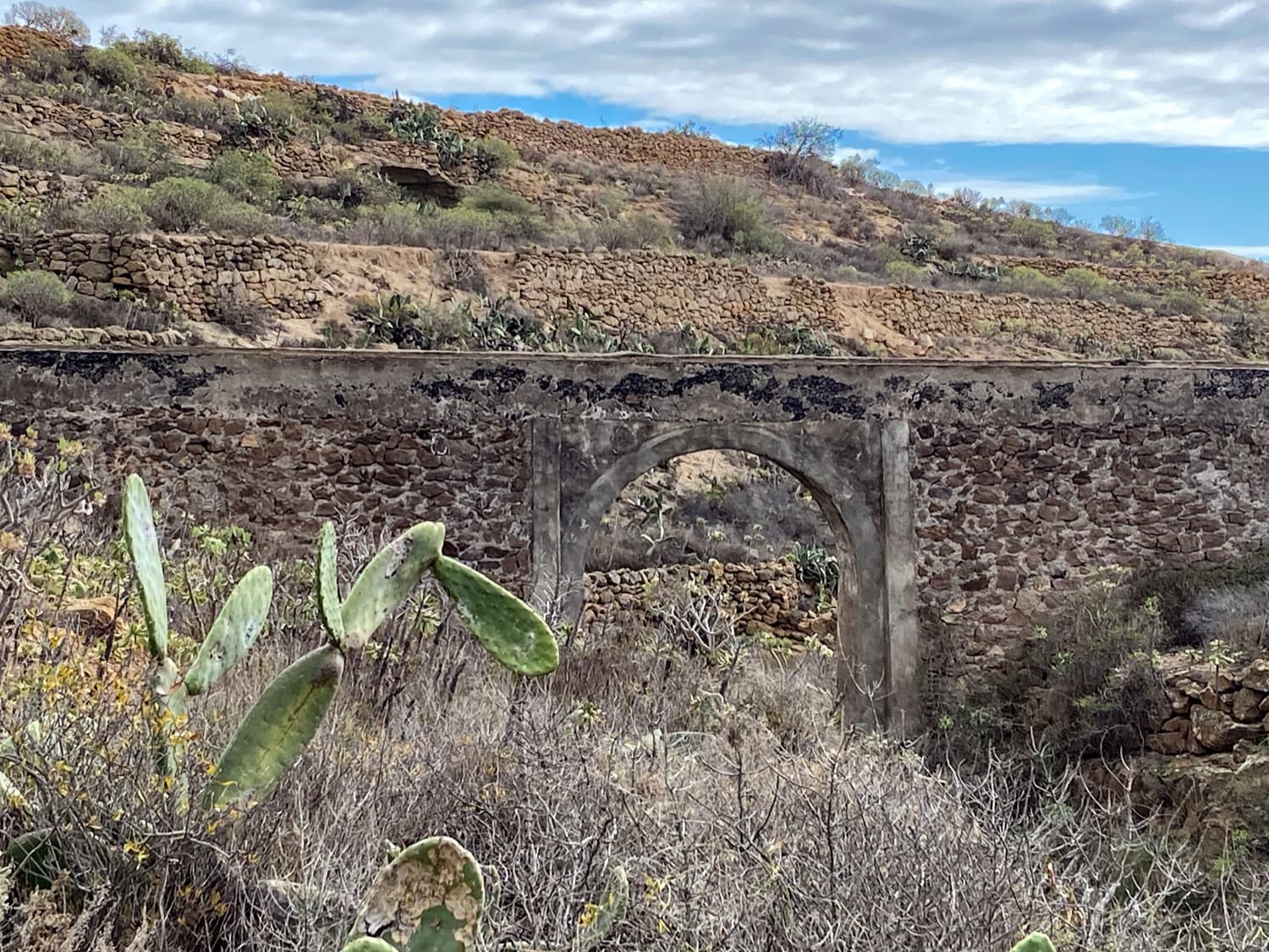 Alte Brücke mit Wasserkanal (Viadukt) am Wanderweg