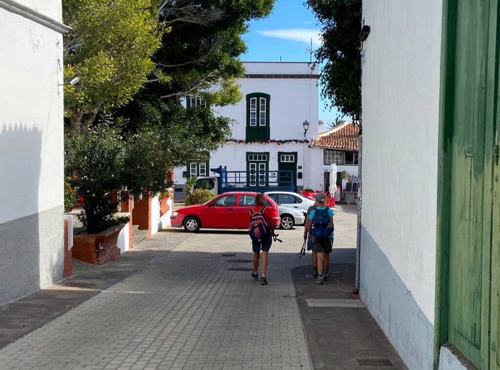 Wanderer vor dem Kirchplatz von Arico Nuevo