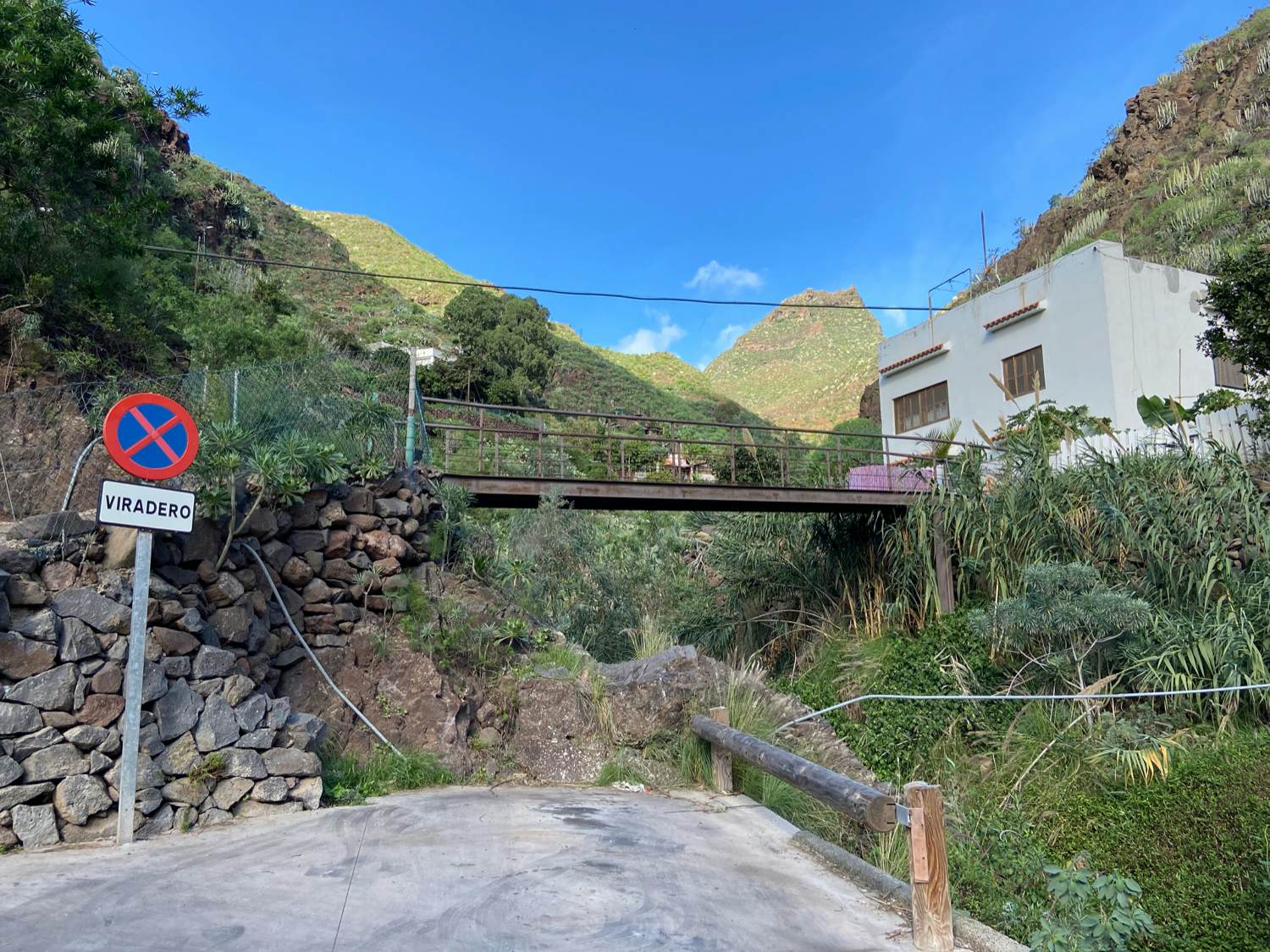 Hiking trail turns into a road at Las Cuevas