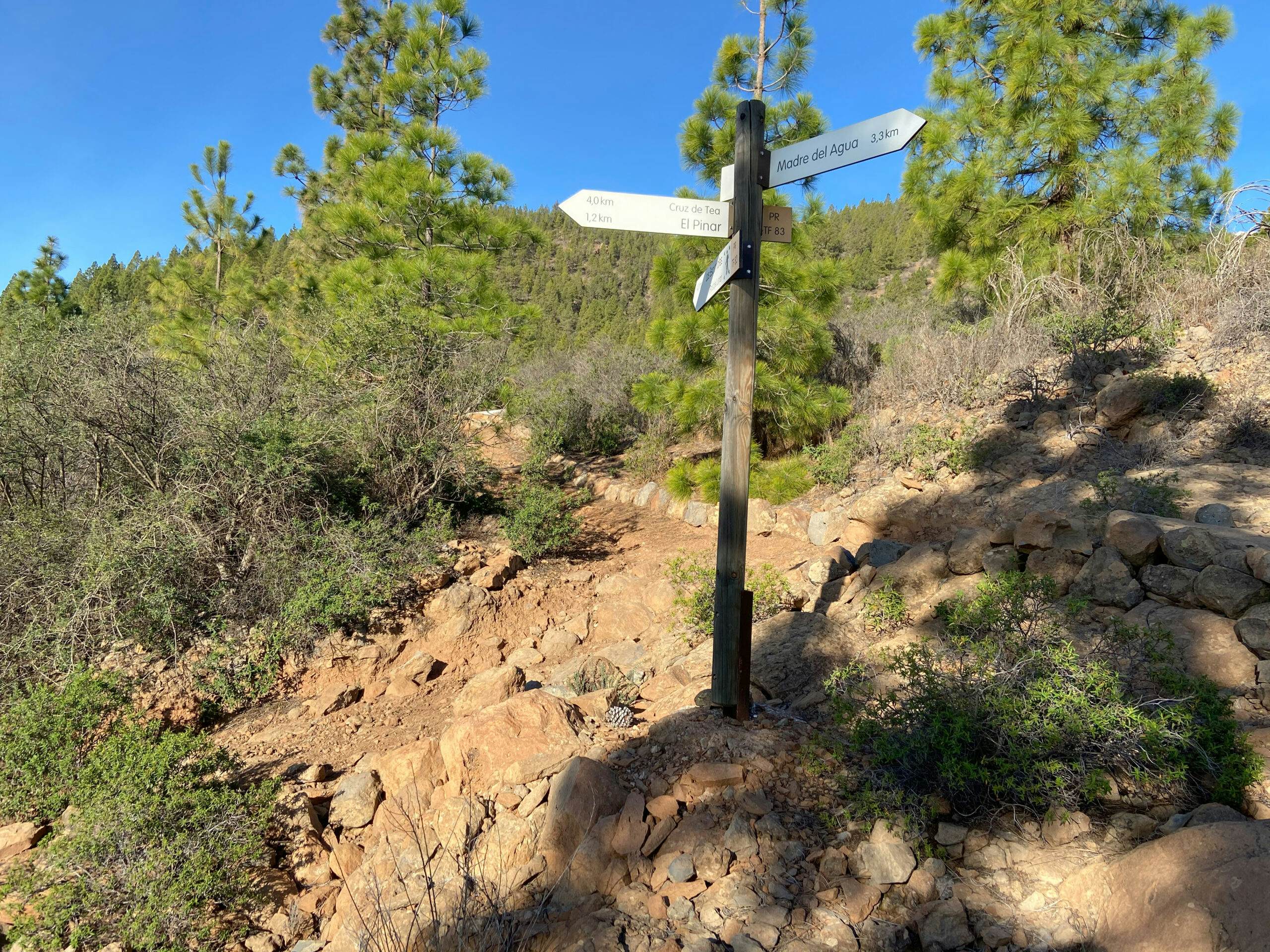 Hiking signs to the Madre del Agua - outward and return fork