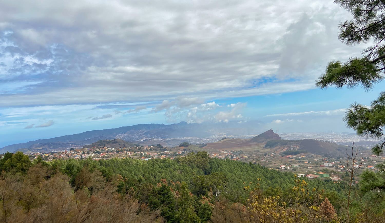 Vista desde las alturas del norte de Tenerife y las montañas de Anaga