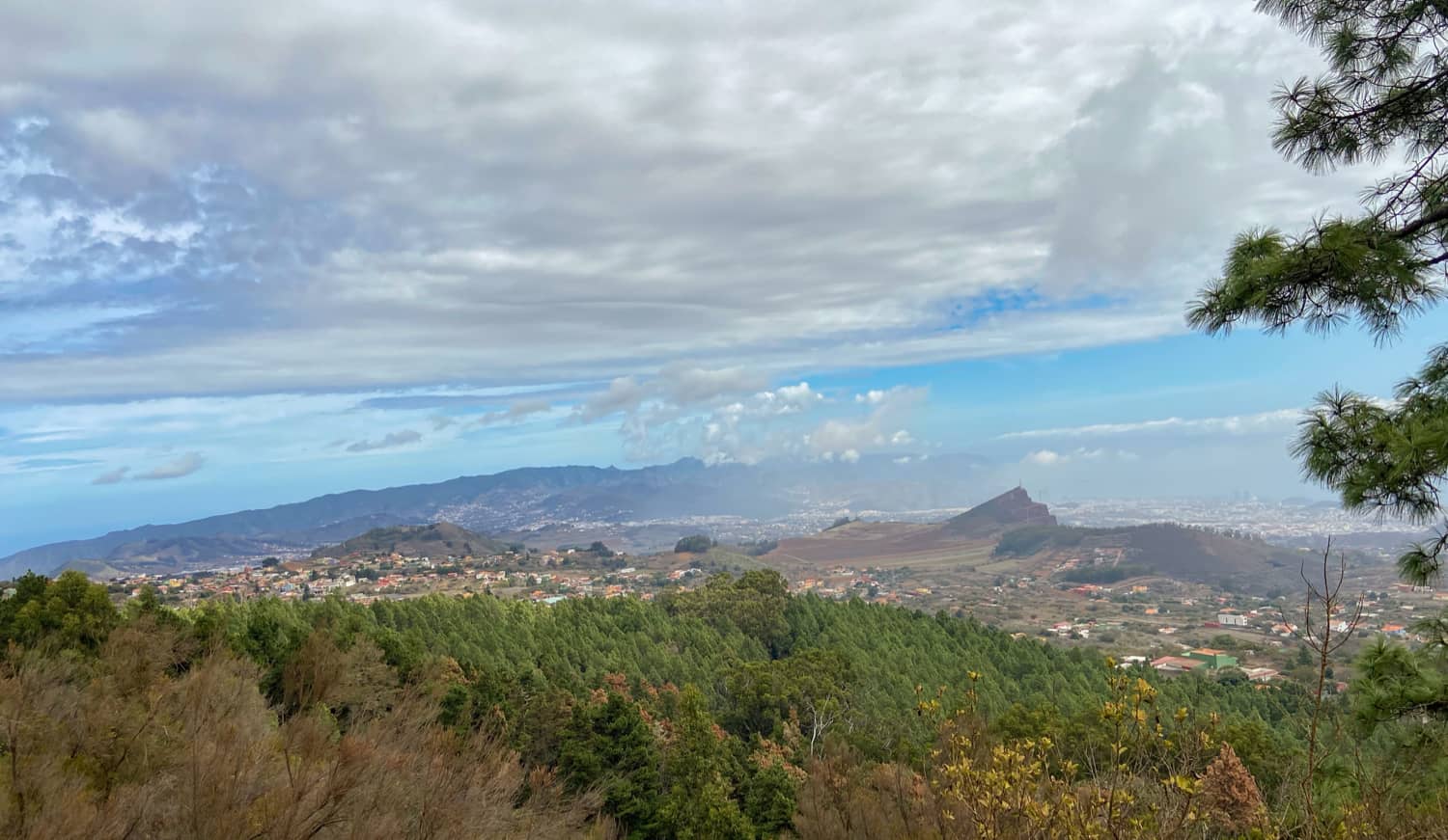 Blick aus der Höhe auf den Norden von Teneriffa und das Anaga Gebirge