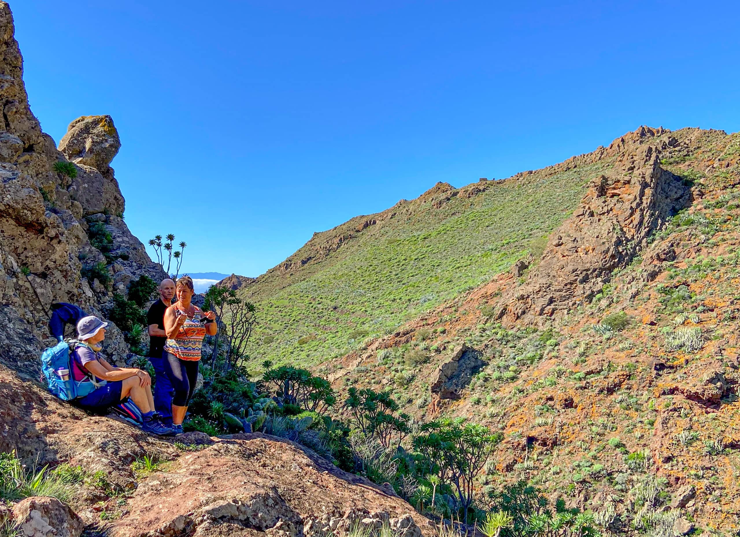 Descanso en la cresta de una montaña - La Gomera al fondo