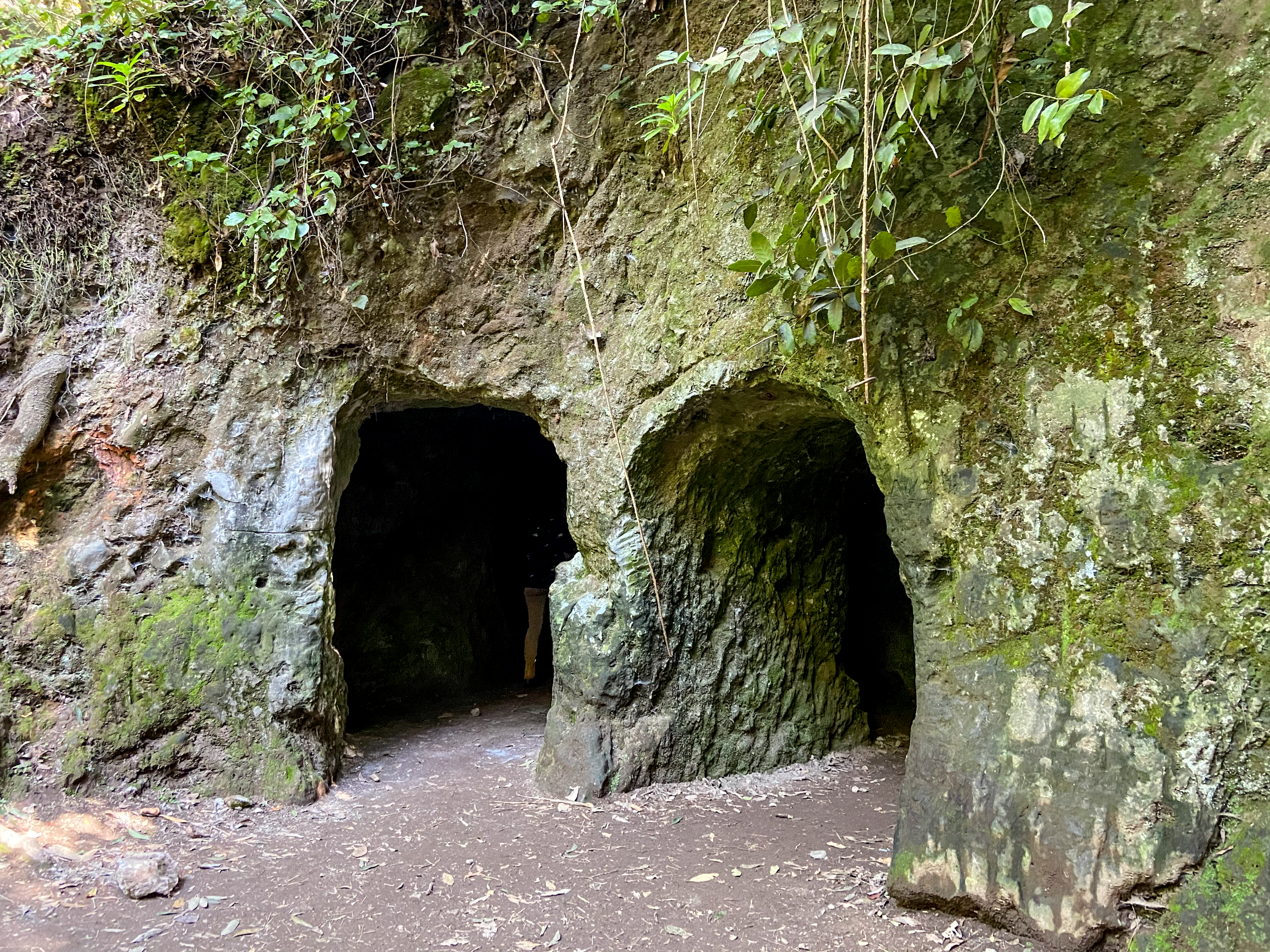 Cuevas a lo largo de la ruta de senderismo