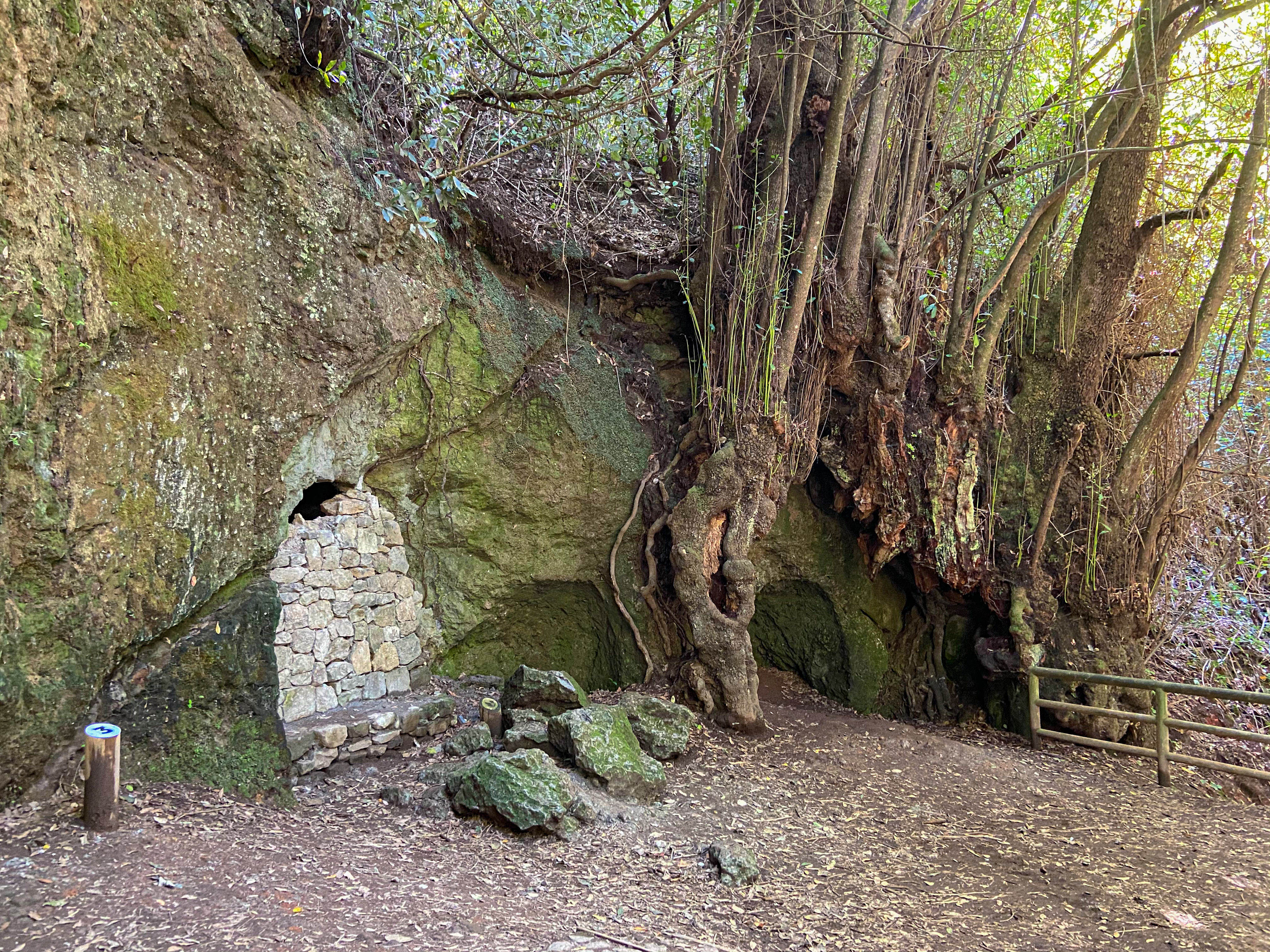 Senda y cueva amurallada en la ruta del Lomo de Jara