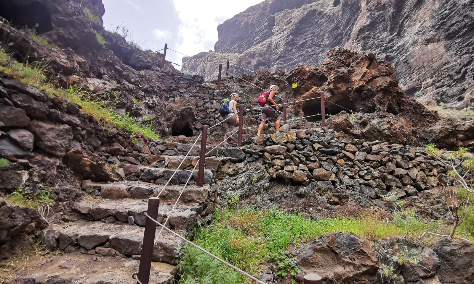Hiking on secured stairs and with helmets in the Barranco of Masca - Photo: Robert Große Bley