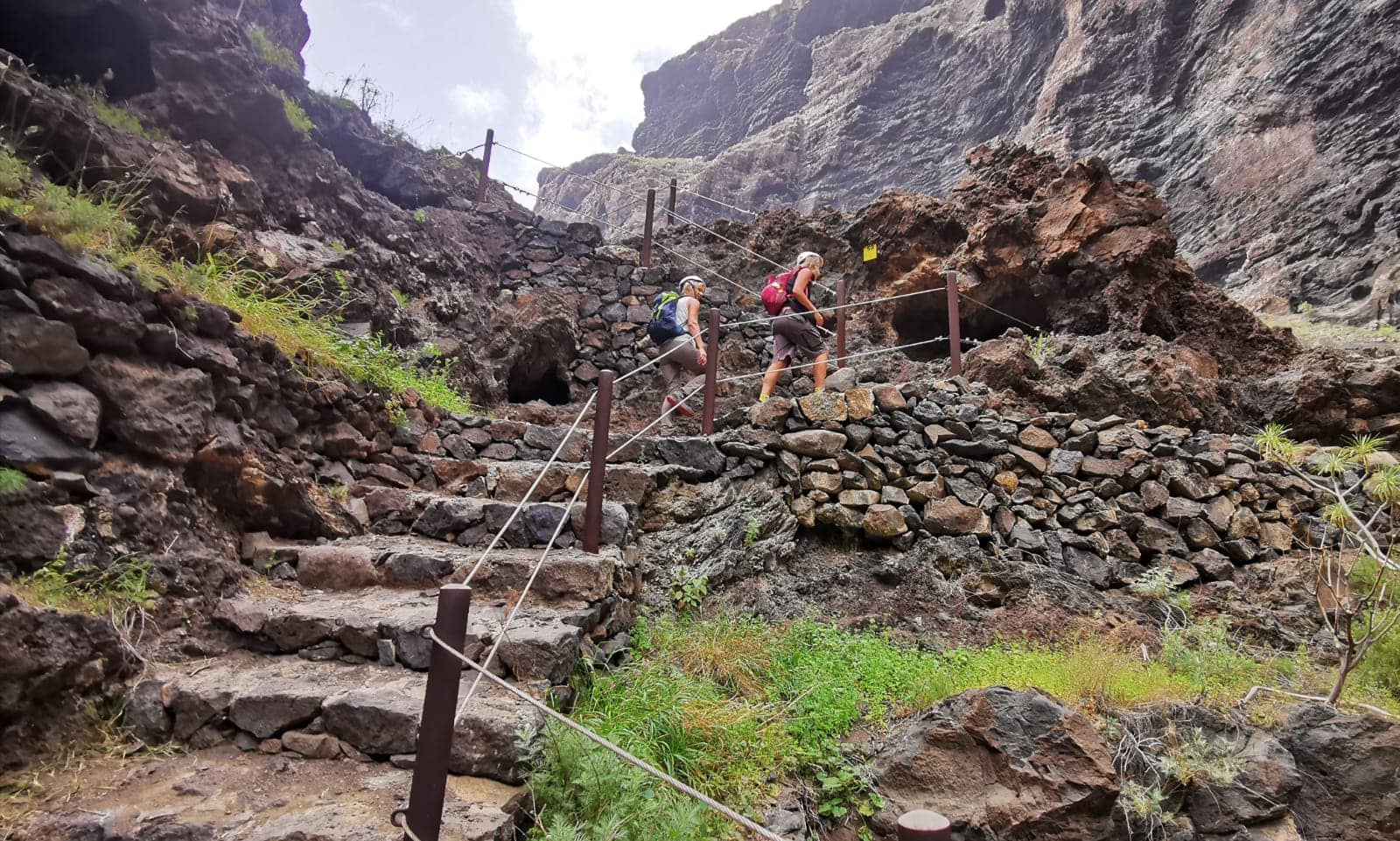 Senderismo en escaleras aseguradas y con cascos en el Barranco de Masca - Foto: Robert Große Bley