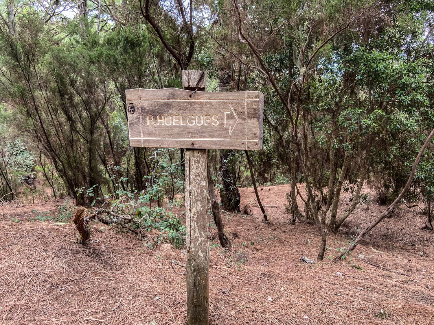 Starting point car park - signs for the Pista Huelgues that you follow