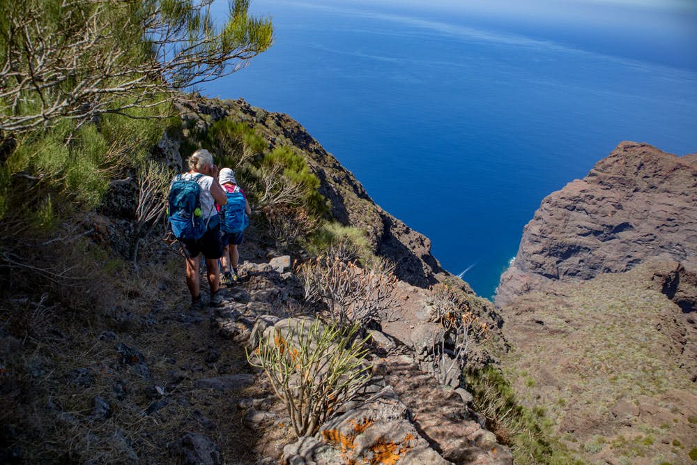 Fortaleza de Masca - female hikers with a view to the western edge of the cliff