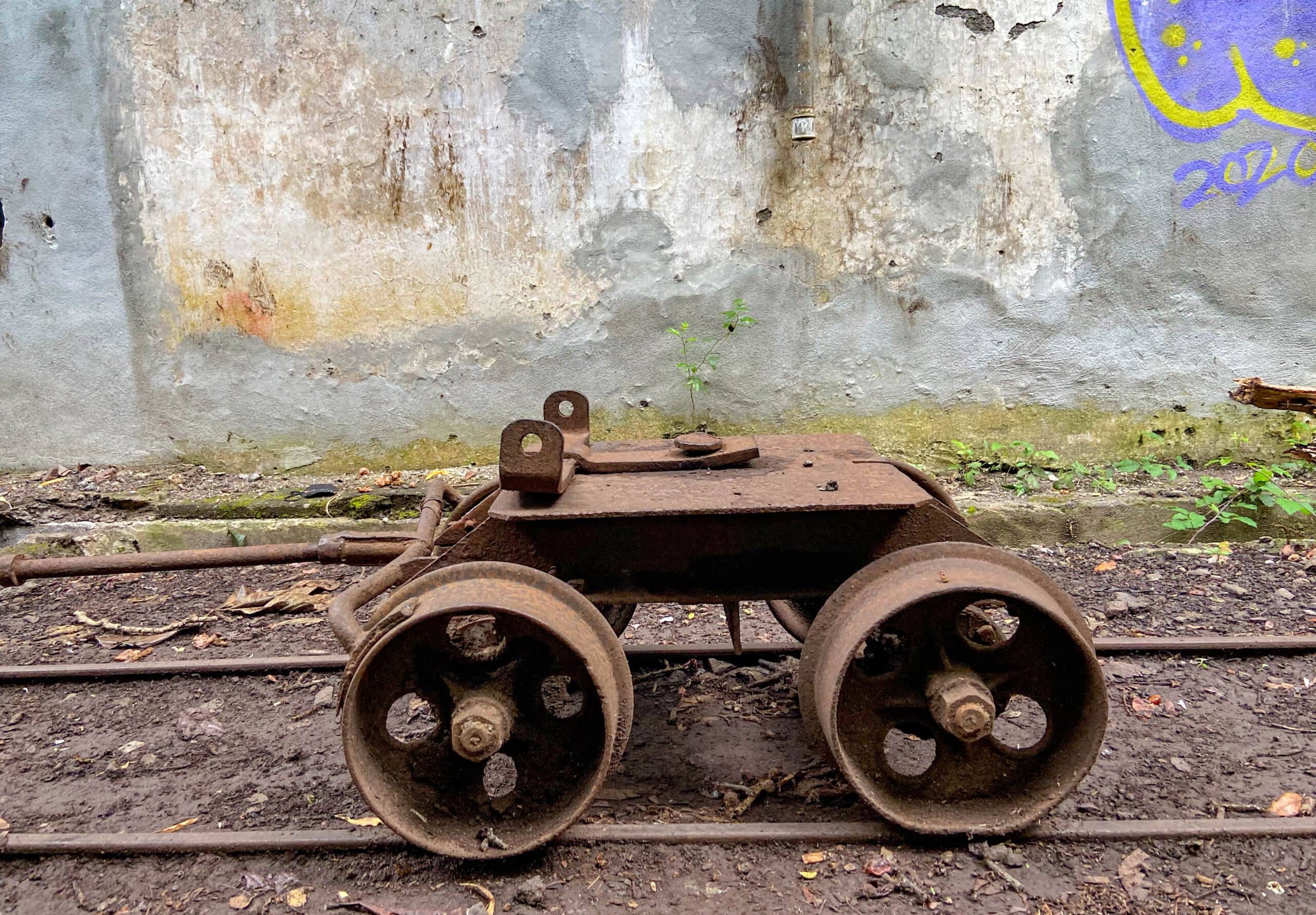 Memory of times with tracks and active construction and water extraction activity in the Barranco de los Cochinos