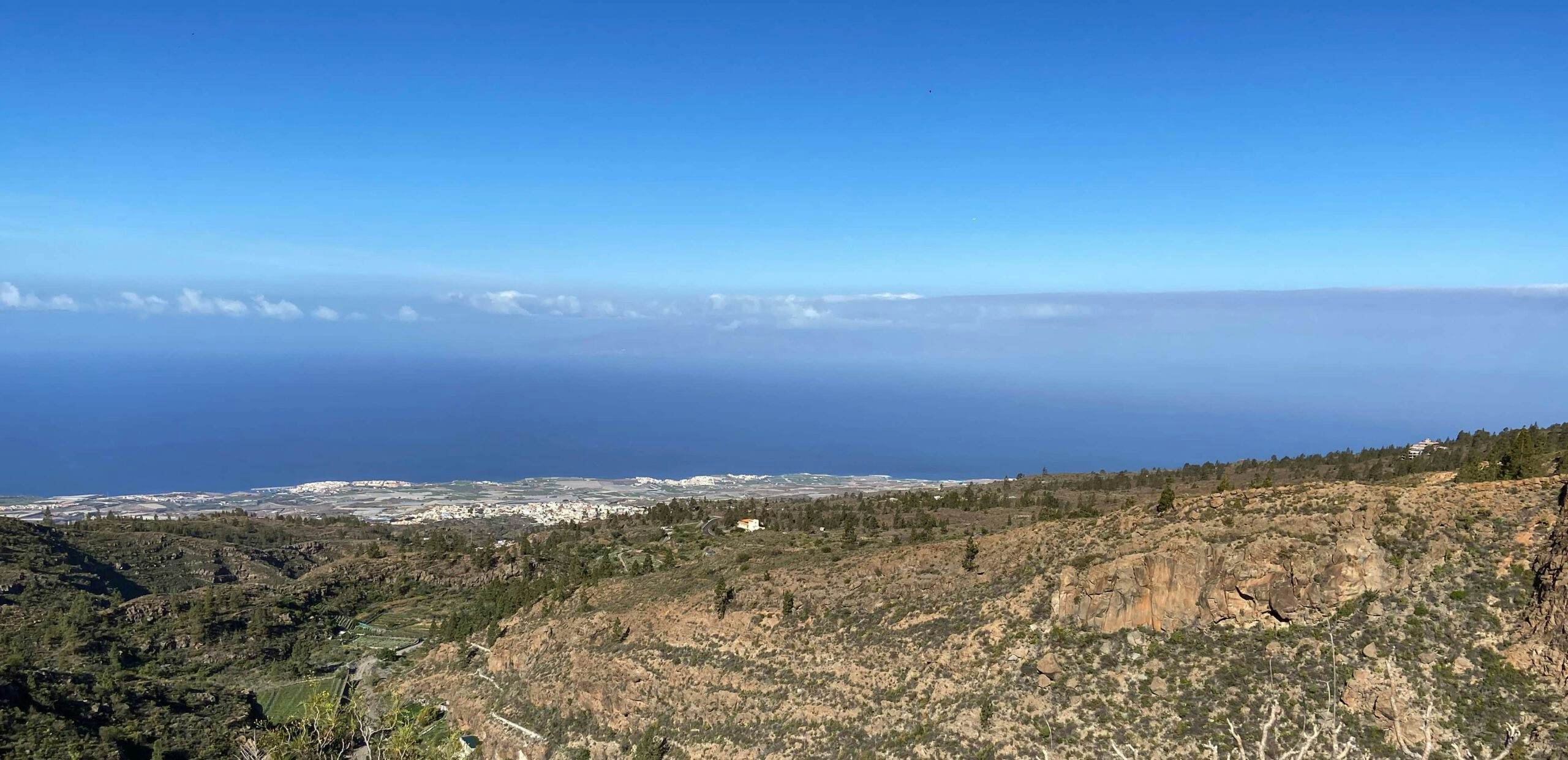 Blick vom Wanderweg auf die Küste und die Nachbarinseln von Teneriffa