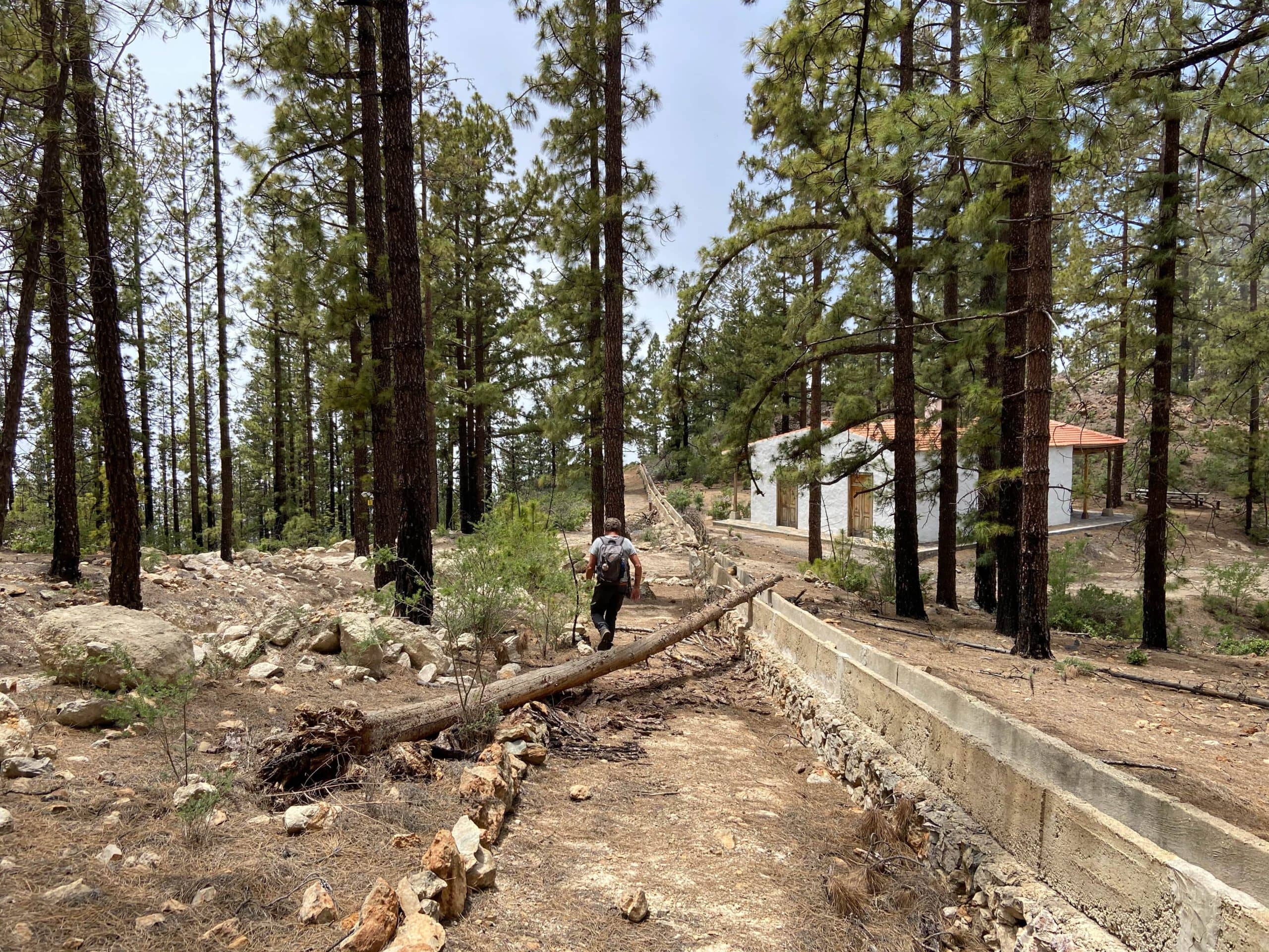 Hiking trail down to Chirche along water channels