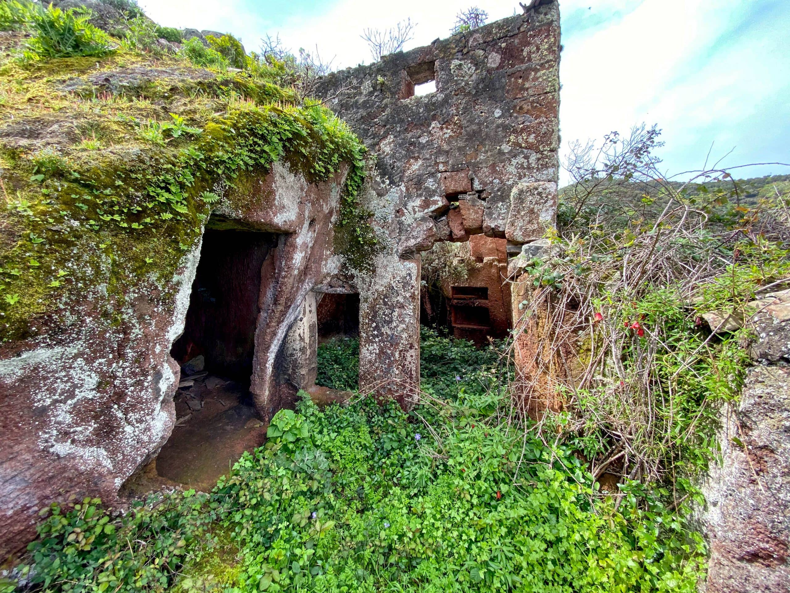 Ruined house on the roadside to Teno Alto