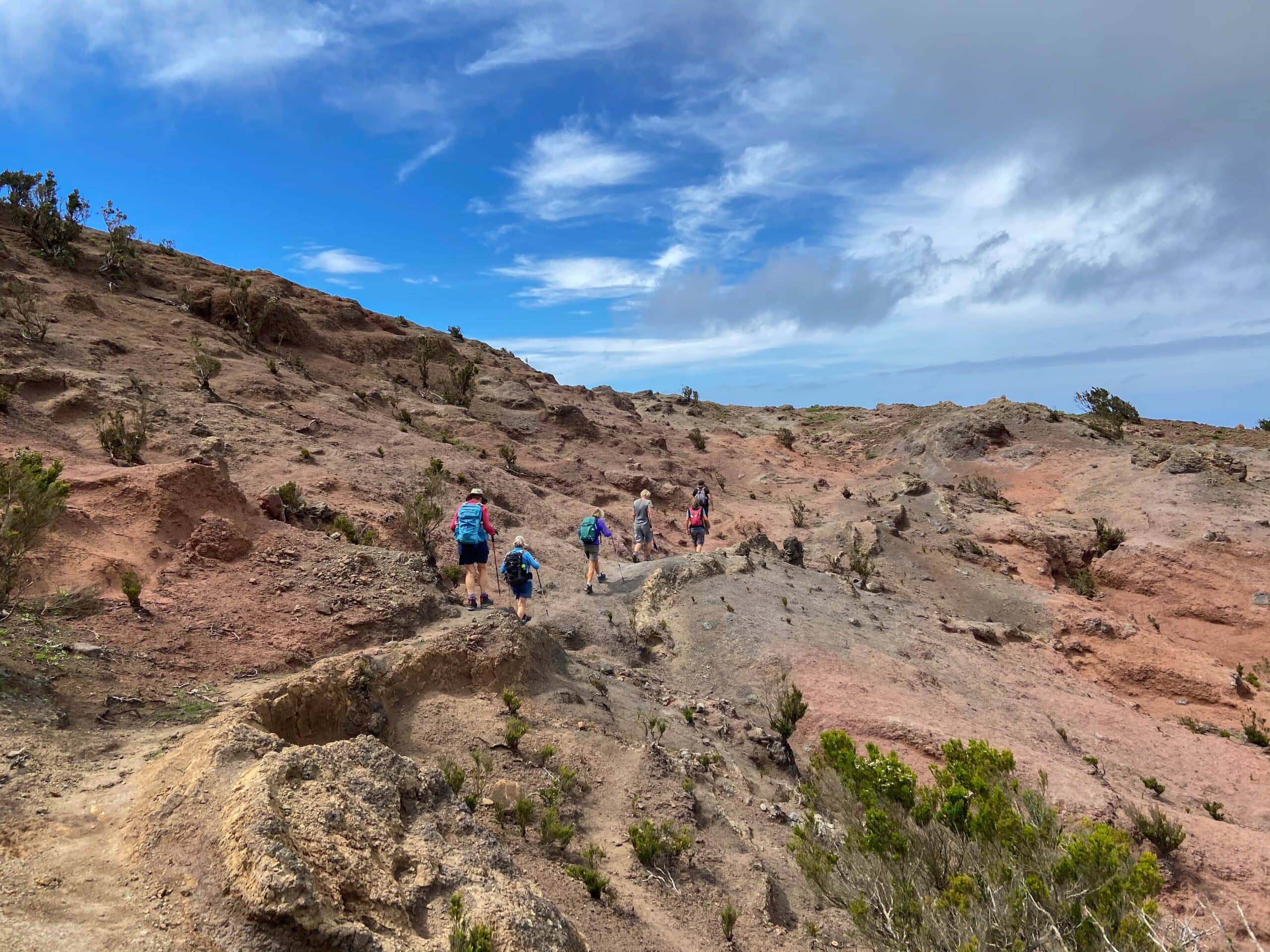 Excursionistas de camino al borde del acantilado en Teno Alto