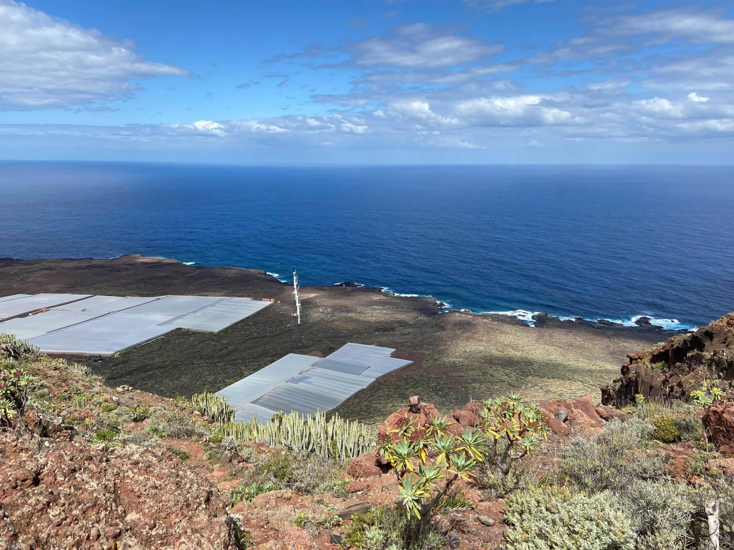 Blick auf die Nordküste mit Bananenplantagen vom Abstiegsweg