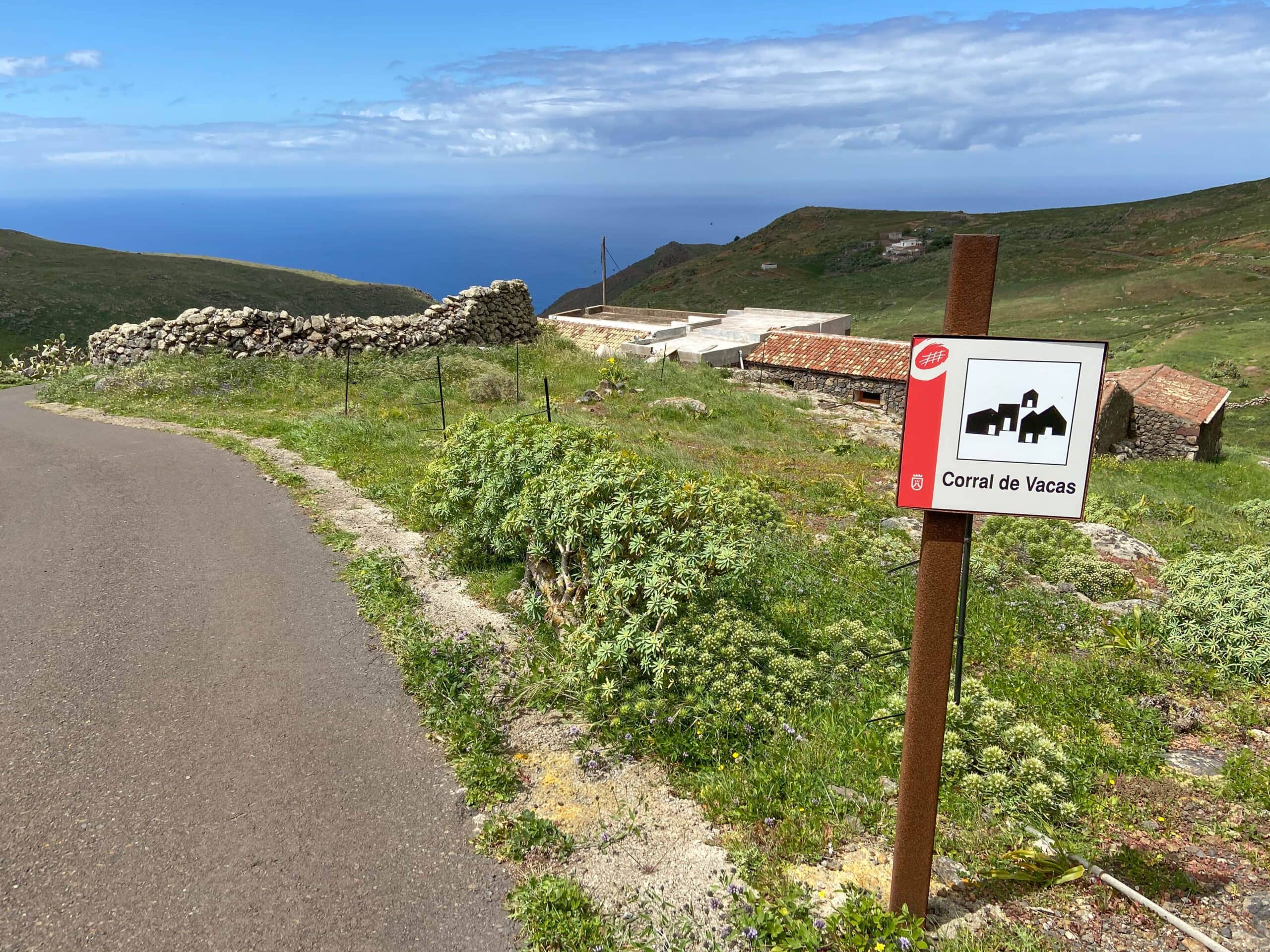 Hiking trail along the road across the plateau - Camino de Mulata