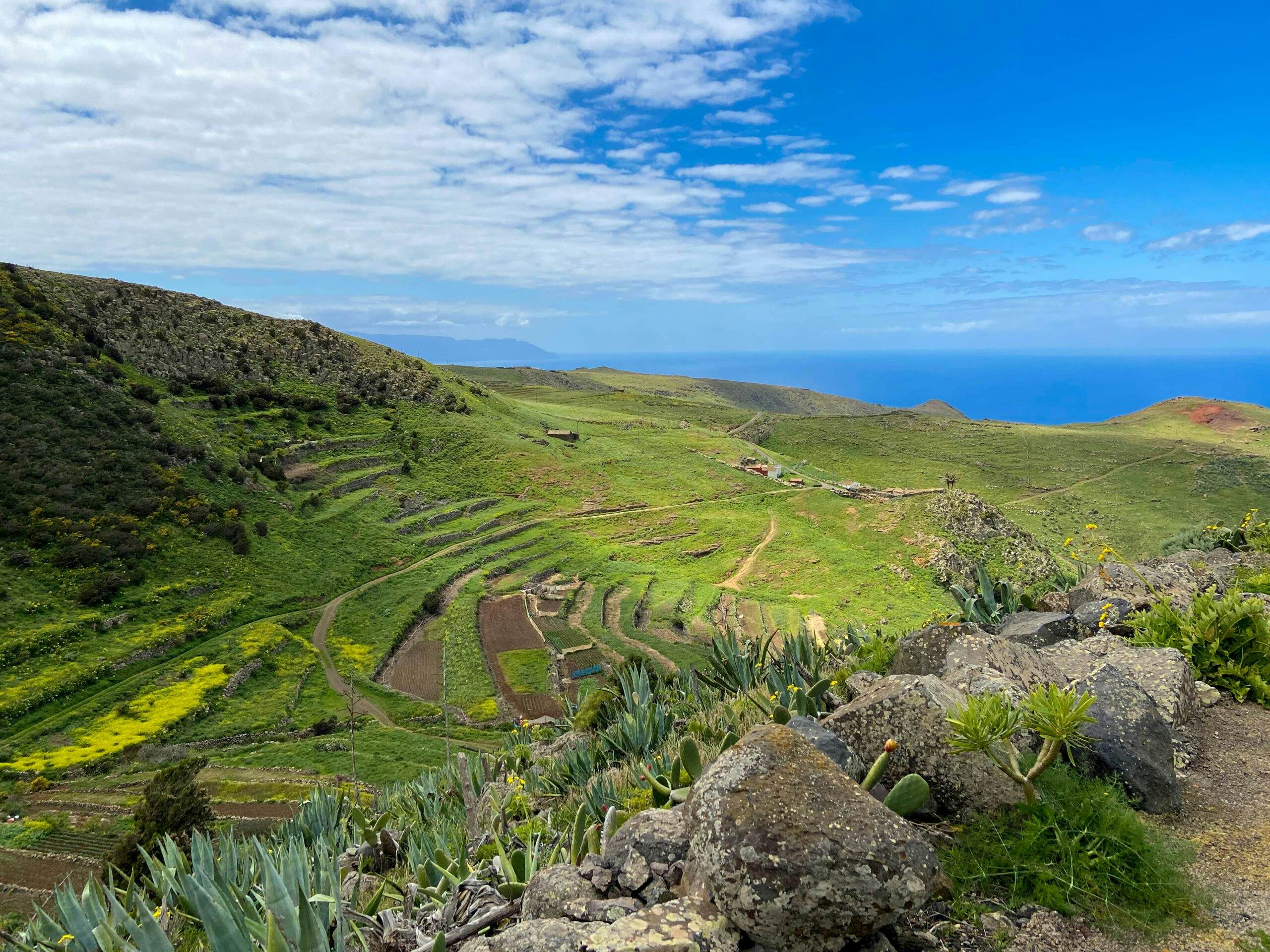 View of the plateau, the break-off edge and the neighbouring island of La Gomera