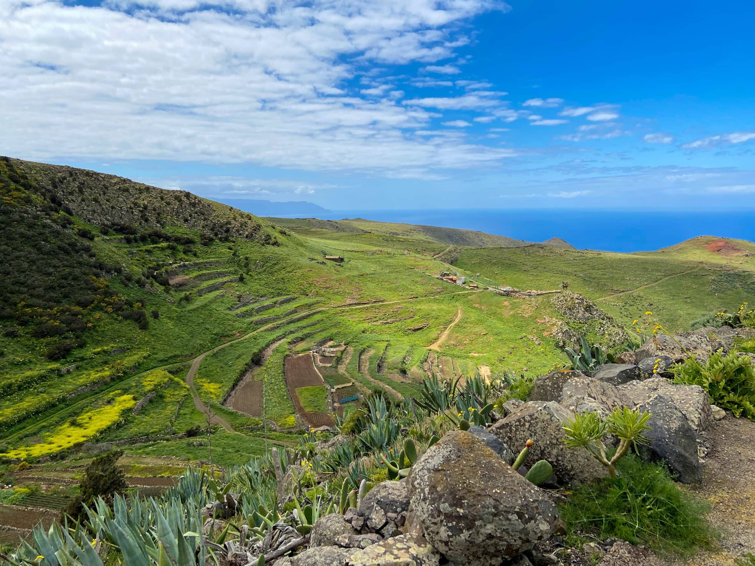 Vista de la meseta, el borde de ruptura y la isla vecina de La Gomera