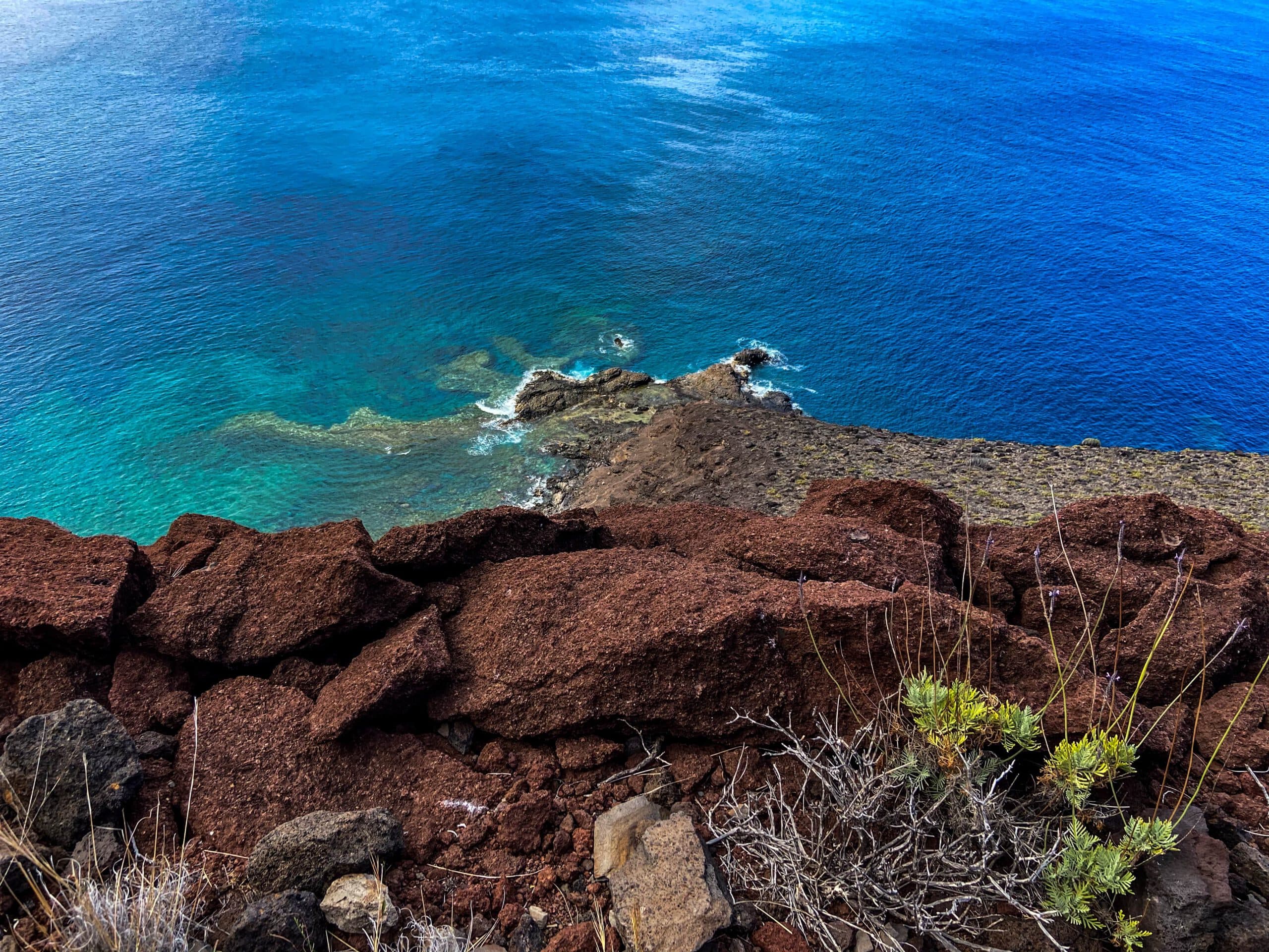 Blick von der Abbruchkante der Klippen hinunter ins Meer