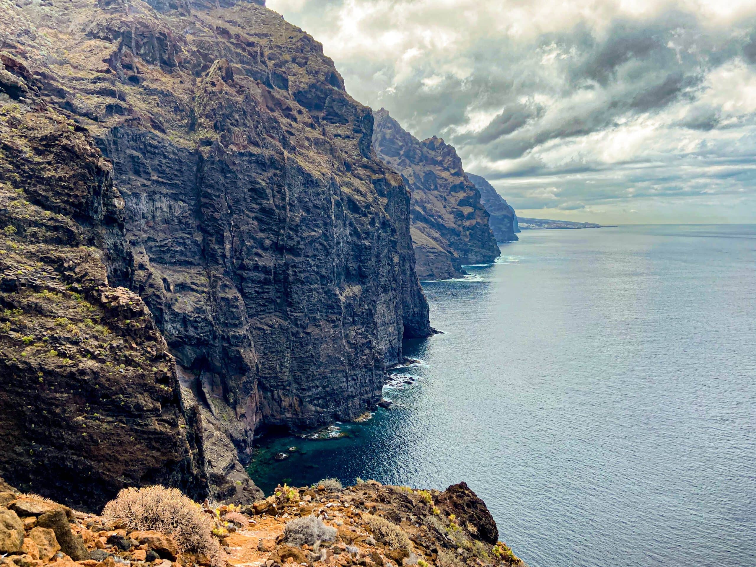 Blick auf die Klippen und Los Gigantes im Hintergrund vom Weg am Klippenrand aus